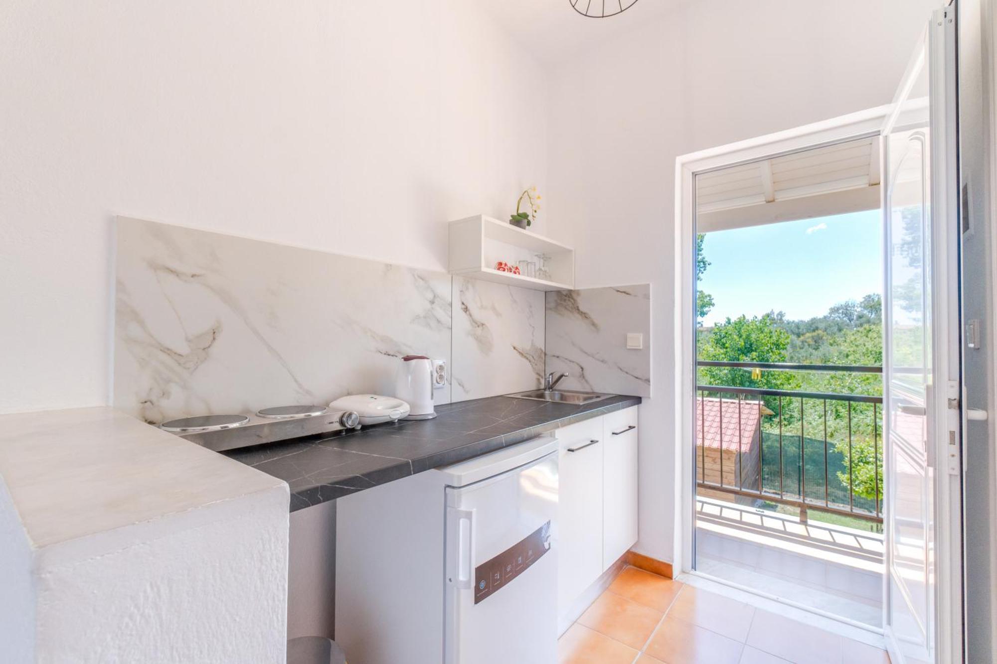 Sandy Beach Complex - Poolside Studios & Seaside Apartments 2*