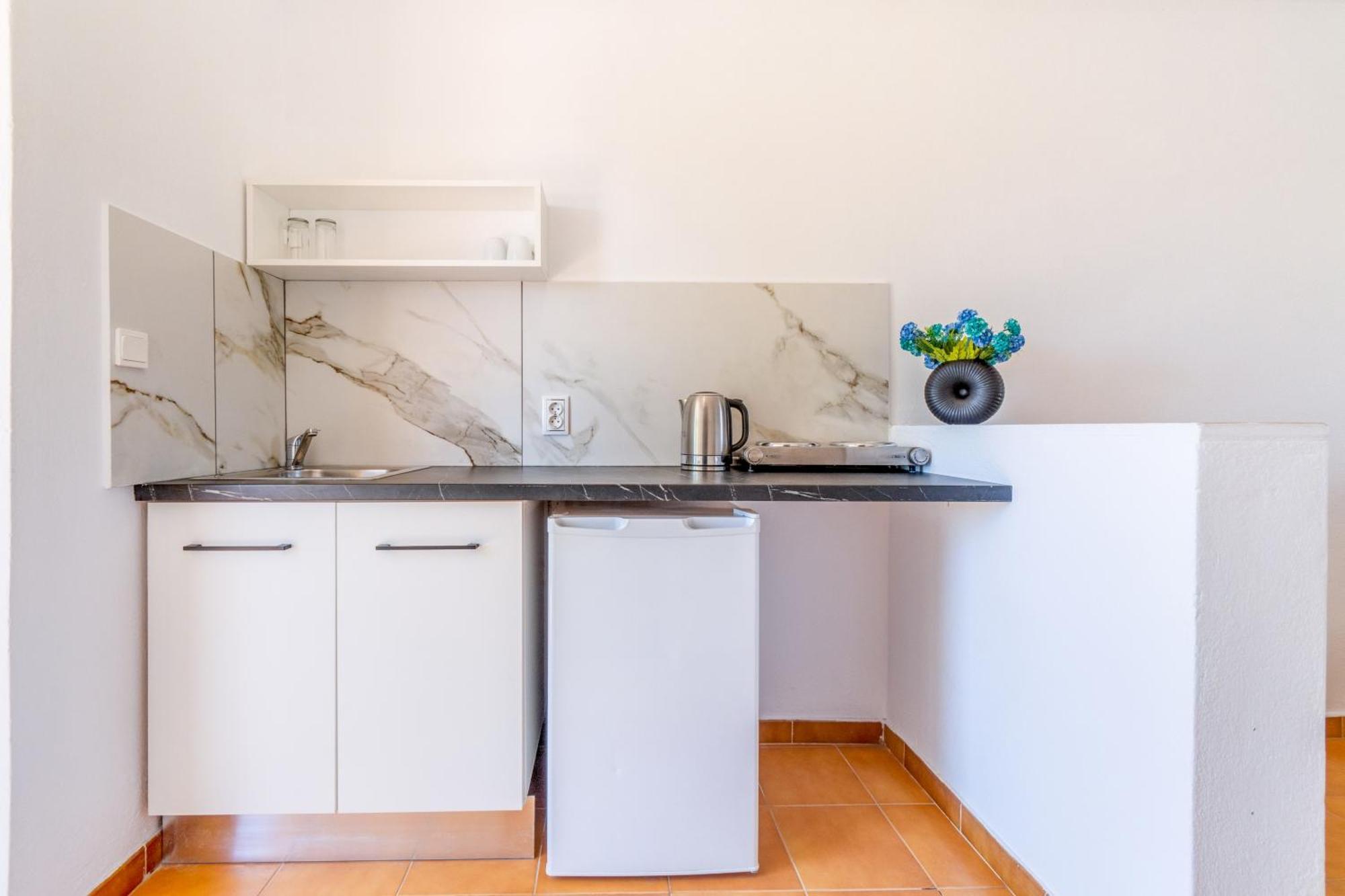Aparthotel Sandy Beach Complex - Poolside Studios & Seaside Apartments